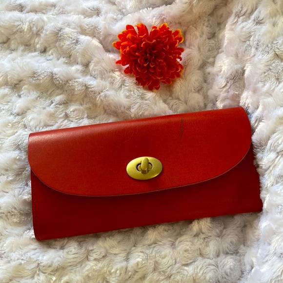 TIDEWAY red leather wallet with turnlock hardware. - Picture 2 of 12